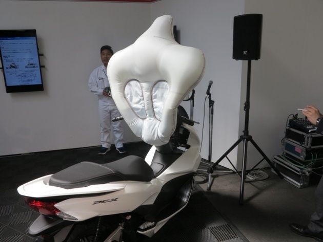 Honda thử nghiệm lắp túi khí cho xe tay ga PCX
