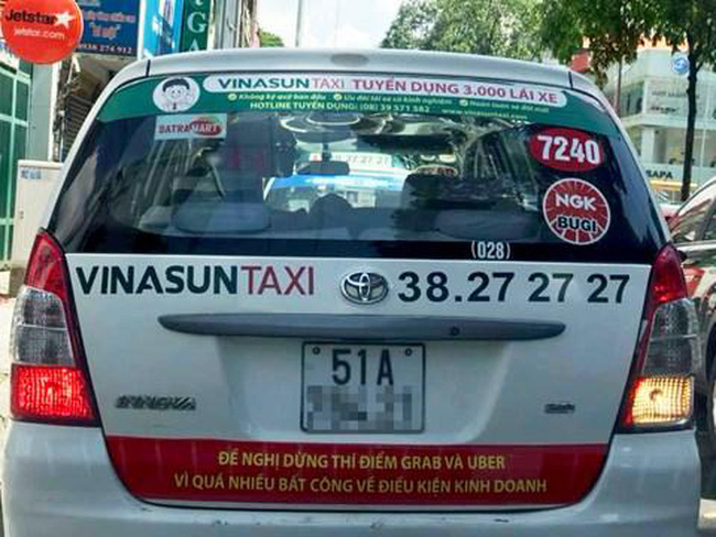 Ai đã dán decal phản đối Uber, Grab lên hai hãng xe taxi ?