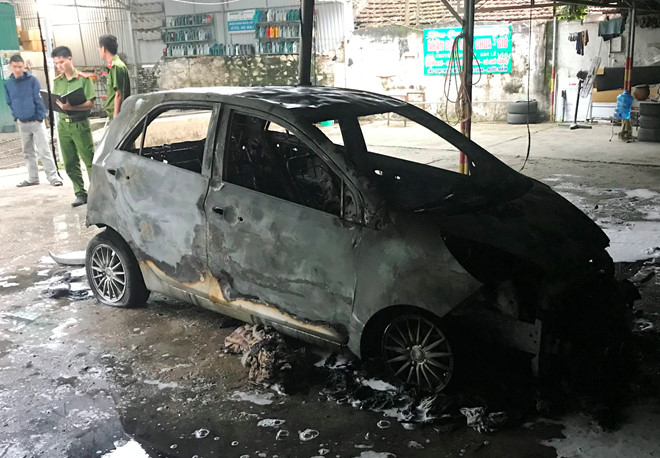 Thanh Hóa: Xe Kia Morning cháy trơ khung trong bãi giữ xe