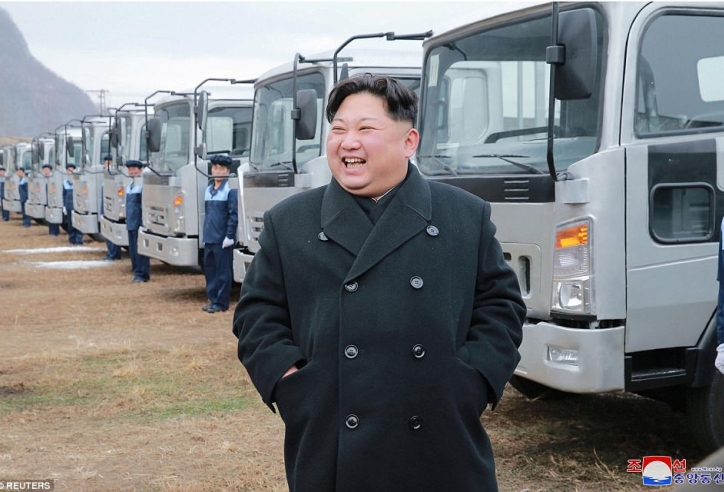 Khám phá bên trong nhà máy ô tô hoành tráng của Triều Tiên 