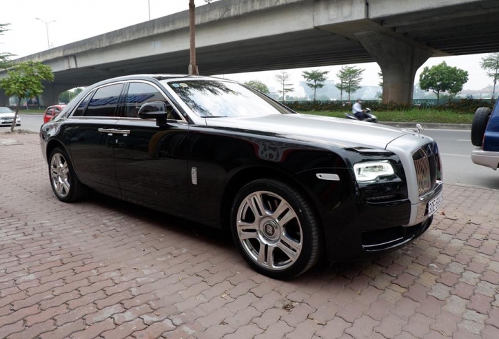 Hà Nội: Bày Rolls-Royce ra vỉa hè bán như 'mớ rau'