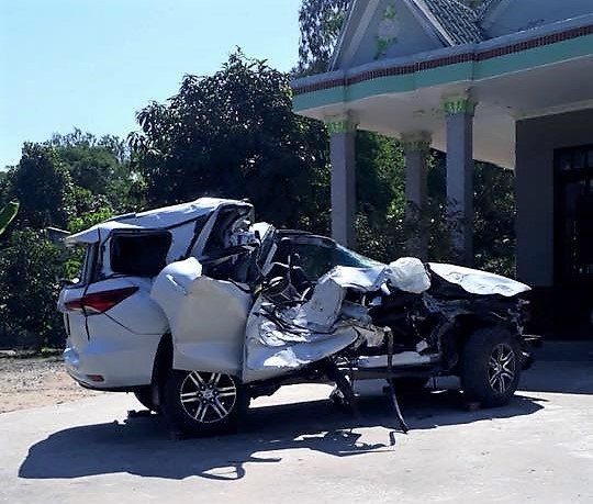 Toyota Fortuner 2017 lại bẹp rúm sau tai nạn