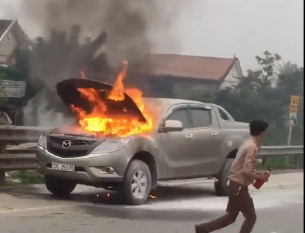 Nghệ An: Xe bán tải Mazda BT-50 bốc cháy dữ dội giữa đường