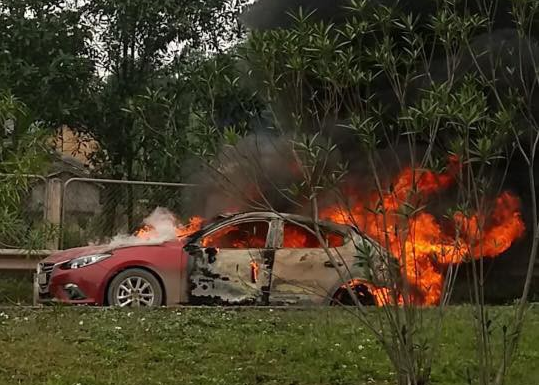 Xe Mazda3 bốc cháy dữ dội trên cao tốc Thái Nguyên - Hà Nội