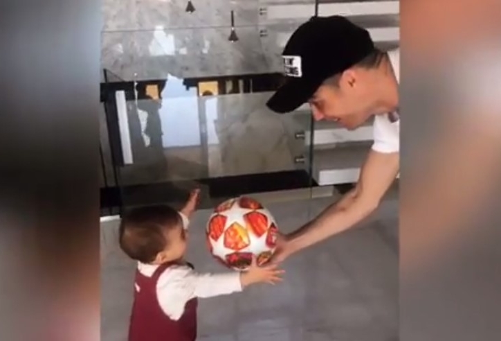 Ronaldo mang phần thưởng hat-trick ở C1 về tặng con gái
