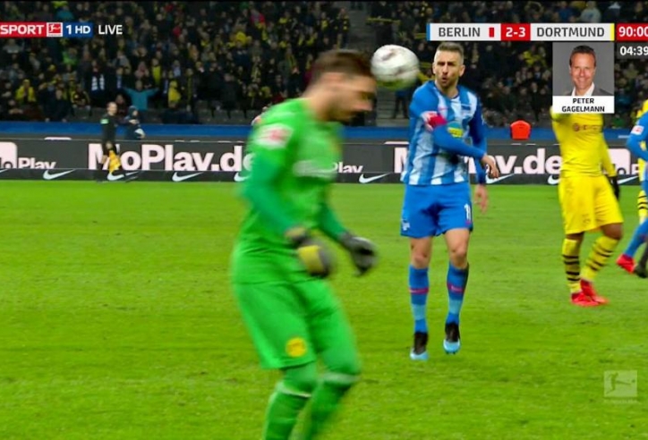 VIDEO: Cầu thủ bị đuổi khỏi sân vì ném bóng vào đầu thủ môn