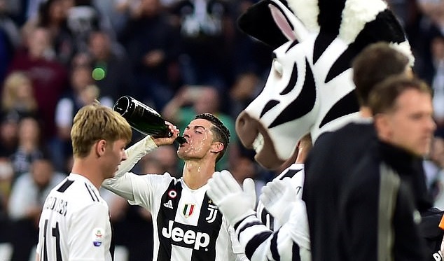 VIDEO: Ronaldo cùng dàn sao Juventus ăn mừng chức vô địch Serie A