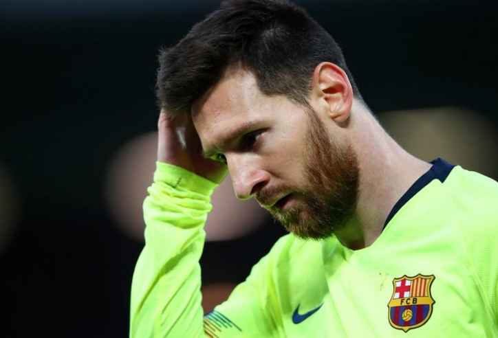 Messi đi kiểm tra doping, bị Barca bỏ rơi tại Anfield