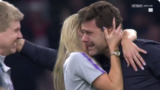 VIDEO: HLV Pochettino bật khóc sau chiến thắng kịch tính trước Ajax