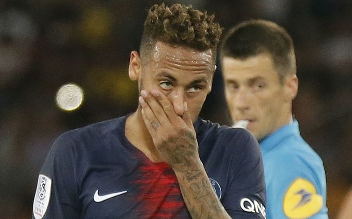 Neymar chính thức bị cấm thi đấu vì đánh cổ động viên