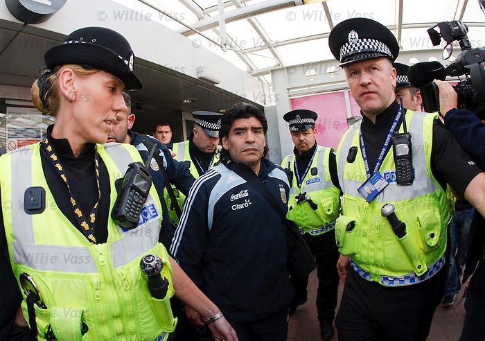 NÓNG: 'Cậu bé vàng' Maradona bị bắt giữ