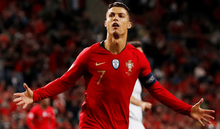 Lập hat-trick vào lưới Thụy Sĩ, Ronaldo lập kỷ lục đáng nhớ