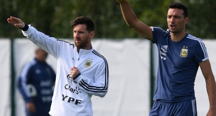 Messi 'nắn gân' HLV Argentina trước vòng tứ kết Copa America