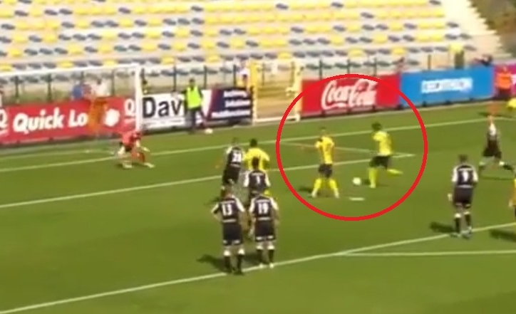 VIDEO: Pha dàn xếp đá penalty tinh quái khiến thủ môn chào thua