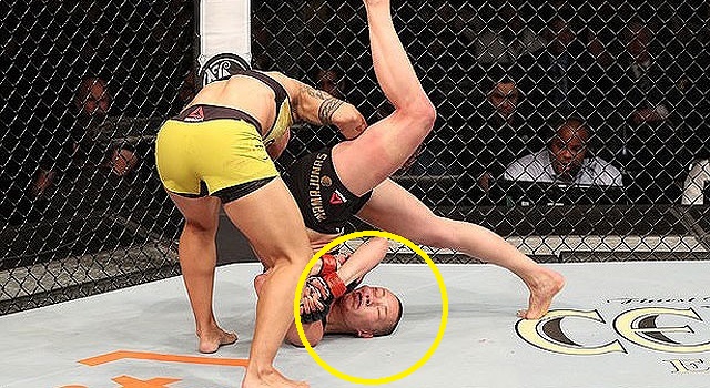 VIDEO: Nữ võ sĩ ra đòn cực hiểm khiến đối thủ suýt gãy cổ