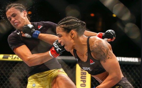 VIDEO: Nữ võ sĩ Brazil tung cú đấm 'chí mạng' hạ knock-out đối thủ