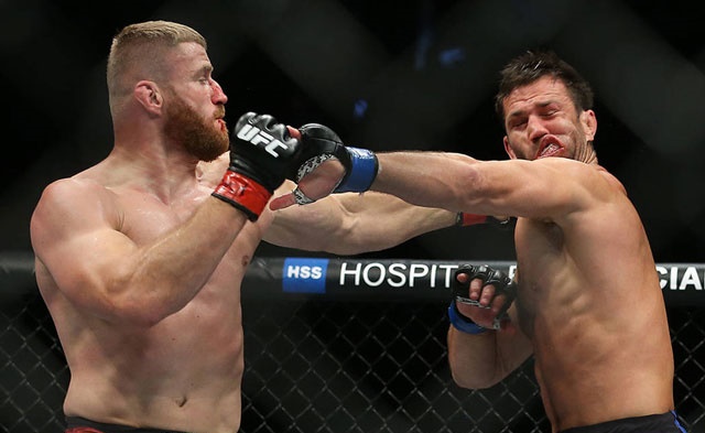 VIDEO: Võ sĩ UFC tung cú đấm cực mạnh khiến mặt đối thủ biến dạng