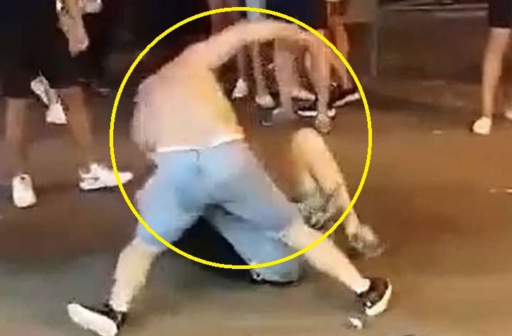 VIDEO: 'Cà khịa' võ sĩ MMA, 2 thanh niên bị đánh 'tối tăm mặt mũi'