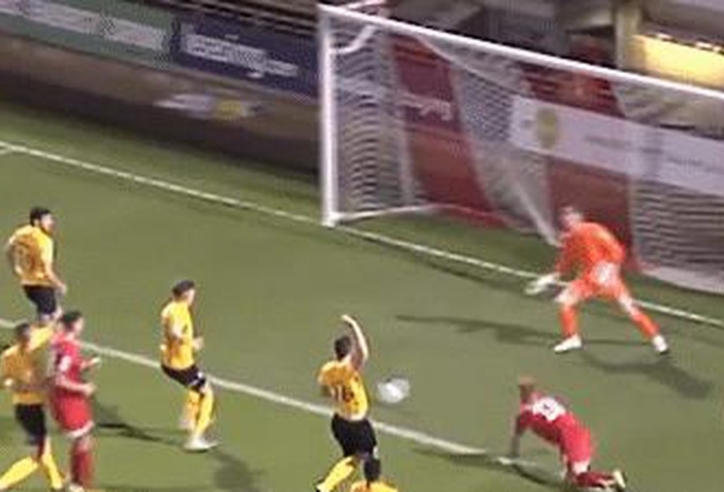 VIDEO: Tiền đạo ham dứt điểm khiến đội nhà mất oan bàn thắng