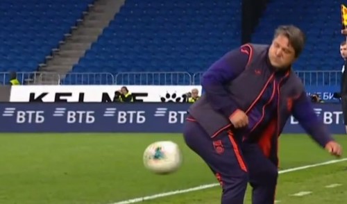 VIDEO: HLV dùng mông đỡ bóng cực đỉnh khiến khán giả trầm trồ