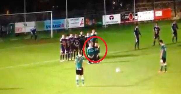 VIDEO: Cầu thủ gặp họa vì pha dàn xếp đá phạt kỳ quái