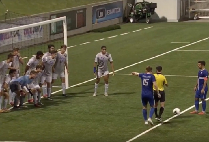 VIDEO: Dàn 11 cầu thủ trước khung thành vẫn bị sút tung lưới