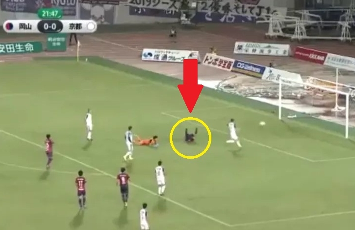 VIDEO: Cầu thủ ngã sõng soài, vẫn ghi bàn thắng kỳ lạ nhất trong lịch sử