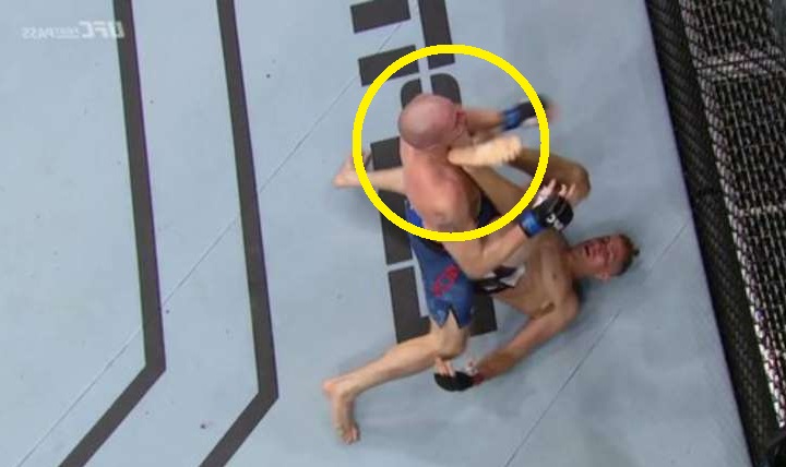 VIDEO: Ngã ngửa xuống sàn, võ sĩ tung 'độc chiêu' hạ knock-out đối thủ