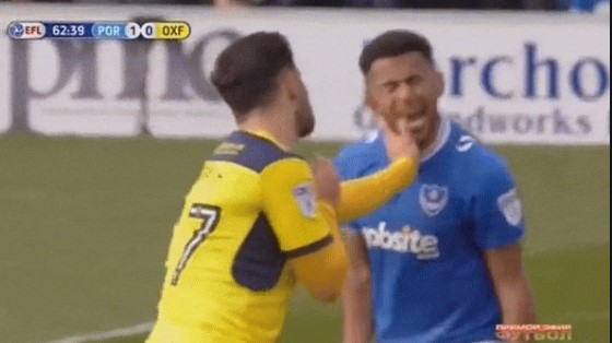 VIDEO: Sút hỏng penalty, cầu thủ 'nổi điên' tát thẳng vào mặt đối thủ