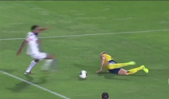 VIDEO: Cầu thủ trượt chân vô duyên, 'lì xì' bàn thắng cho đối thủ