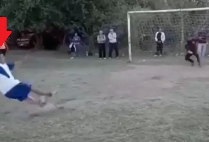 VIDEO: Trượt chân khi đá penalty và cái kết không thể tin nổi