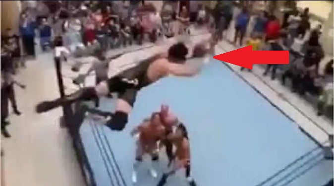 VIDEO: Đô vật nhảy từ tầng 2 xuống hạ knock-out đối thủ