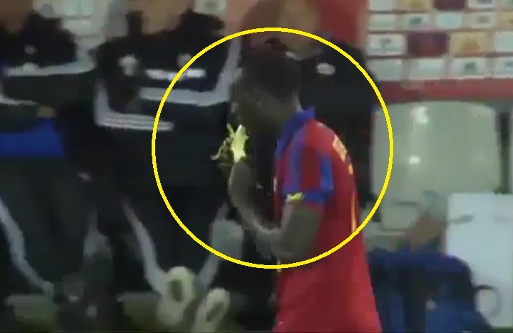 VIDEO: Cầu thủ nhận cái kết đắng vì ăn chuối mừng bàn thắng
