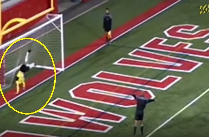 VIDEO: Thủ môn bị 'nghiệp quật' vì chế giễu cầu thủ đá penalty