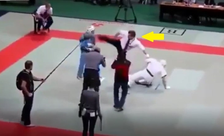 VIDEO: Trọng tài 'tung cước' hạ gục hai võ sĩ ngay trên sàn đấu