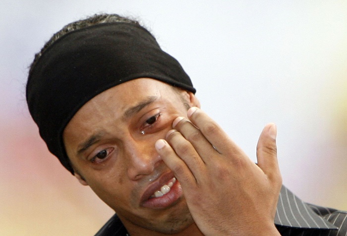 Ronaldinho sốc sau khi bị cảnh sát bắt giữ
