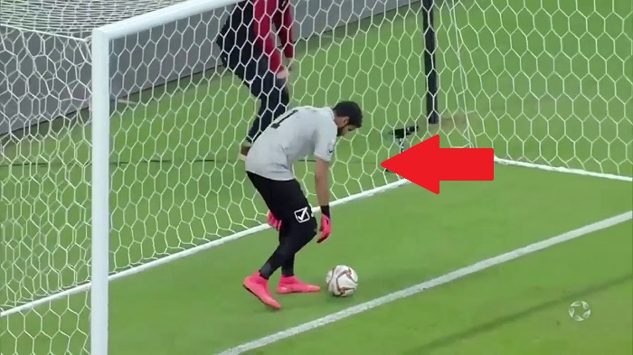 VIDEO: Thủ môn mắc sai lầm vào lưới nhặt bóng chỉ sau 10 giây