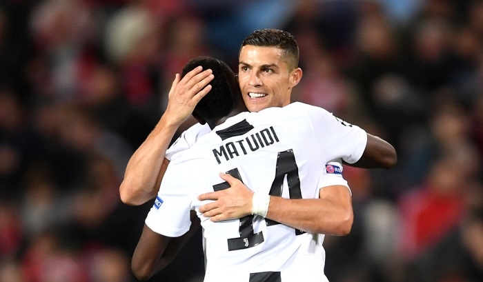 NÓNG: Đồng đội thứ hai của Ronaldo dương tính với COVID-19