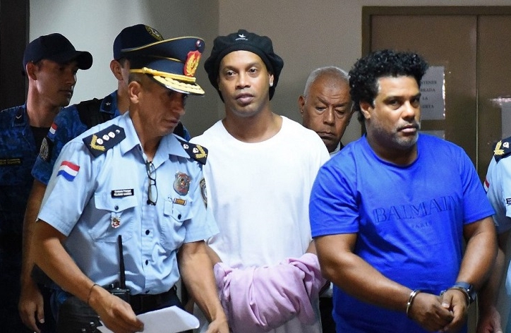 Nhà tù ra lệnh cấm người thân vào thăm Ronaldinho