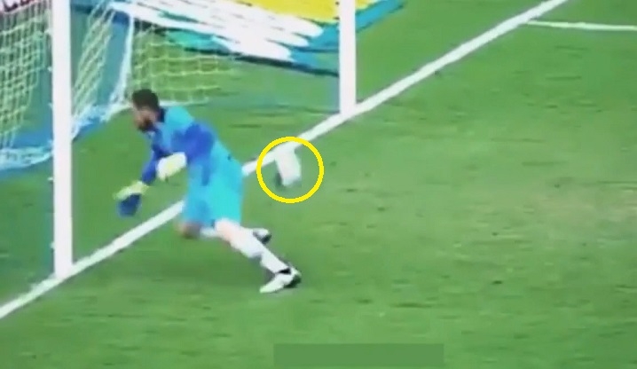 VIDEO: Pha cản phá penalty 'ăn rùa' nhất lịch sử bóng đá