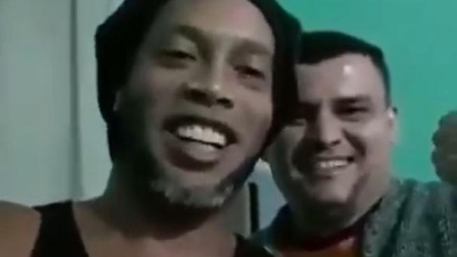 Ronaldinho khoe có người đá cặp ăn ý trong tù