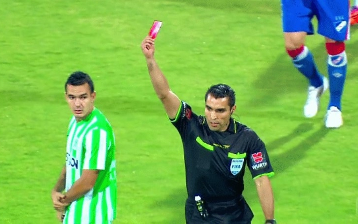 VIDEO: Cầu thủ bị thẻ đỏ chỉ sau 24 giây, khán giả choáng váng