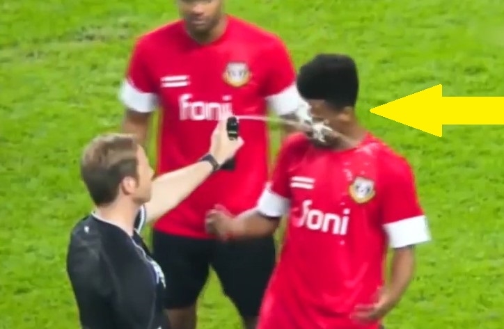 VIDEO: Cầu thủ chống đối trọng tài và cái kết 'cười ra nước mắt'