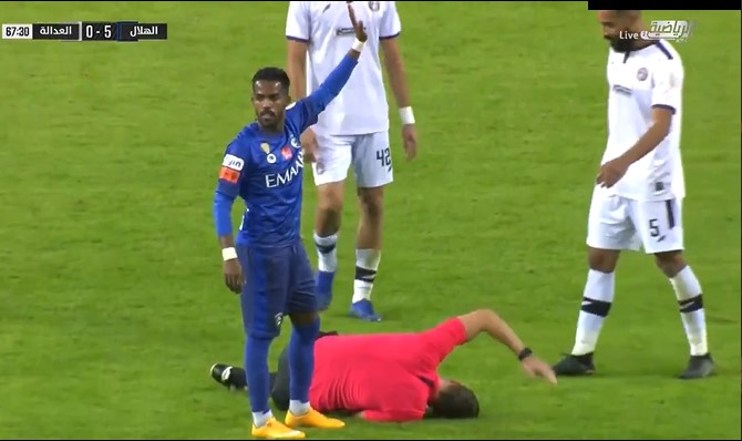 VIDEO: Trọng tài bị cầu thủ 'triệt hạ', đau đớn nằm gục trên sân