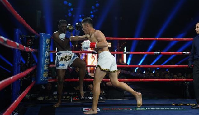 VIDEO: Võ sĩ Trung Quốc đánh túi bụi khiến nhà vô địch Kickboxing phải bỏ chạy