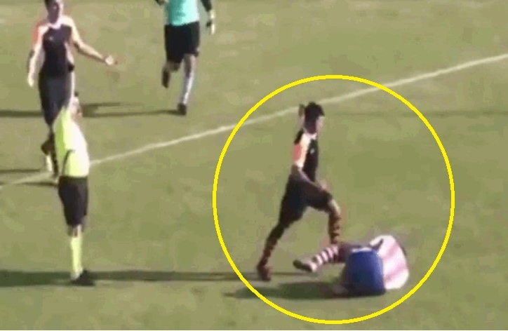 VIDEO: Bị đuổi khỏi sân, cầu thủ đá túi bụi vào mặt đối phương