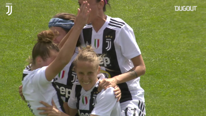 VIDEO: Nữ cầu thủ Juventus lập siêu phẩm 'nã đại bác' từ khoảng cách 30m