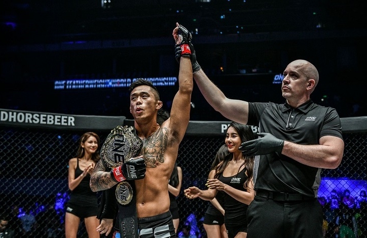 Võ sĩ gốc Việt hạ knock-out đối thủ, bảo vệ đai vô địch MMA thế giới