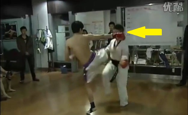 Cao thủ Taekwondo Trung Quốc bị võ sĩ Muay Thái hạ gục chỉ sau 7 giây