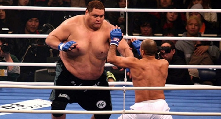 VIDEO: Huyền thoại UFC bất ngờ hạ gục đối thủ 'khổng lồ' 220kg
